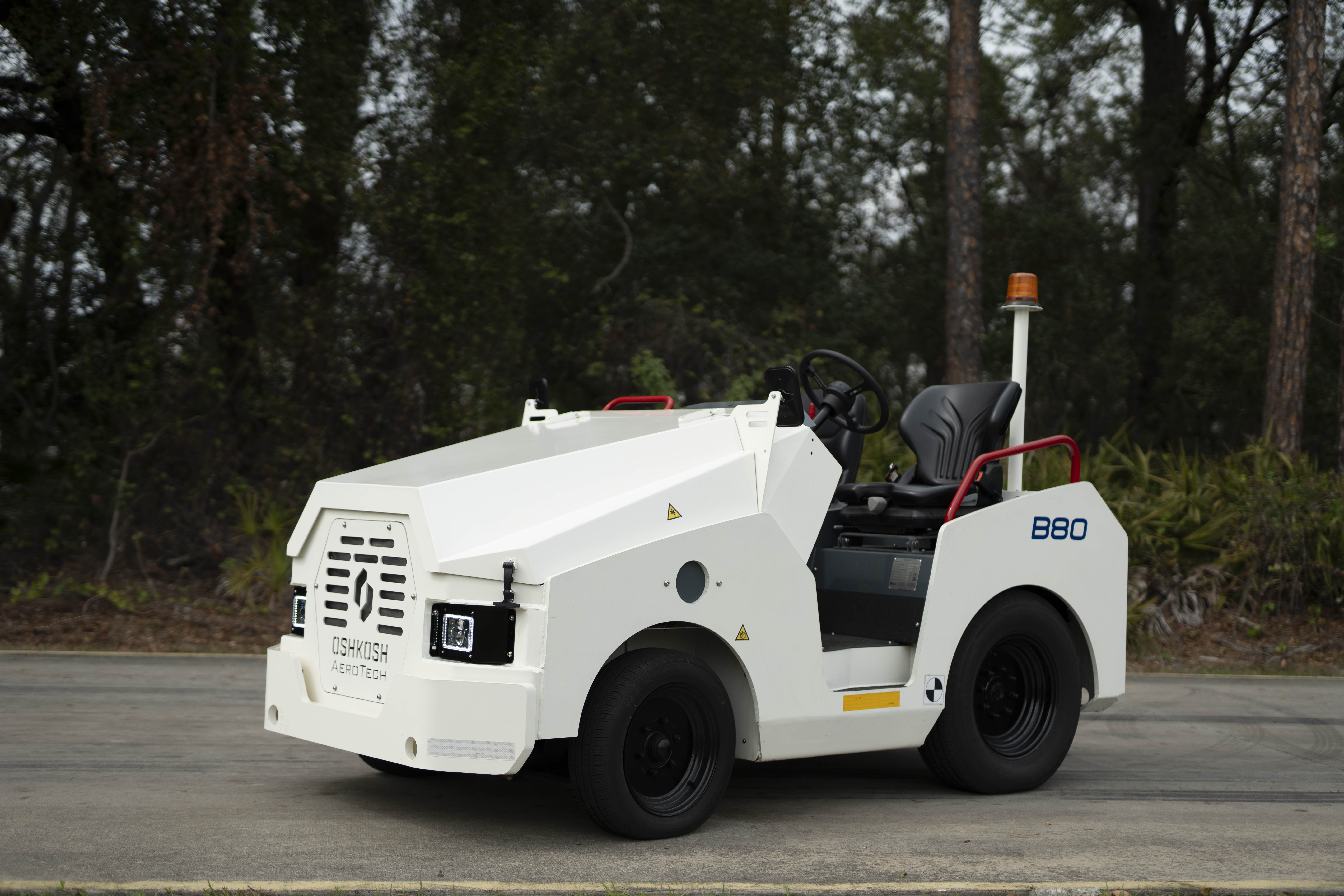 航空機・ヘリコプター ANA KOMATSU TOWBARLESS TRACTOR Tokyo airport trials driverless cargo vehicle